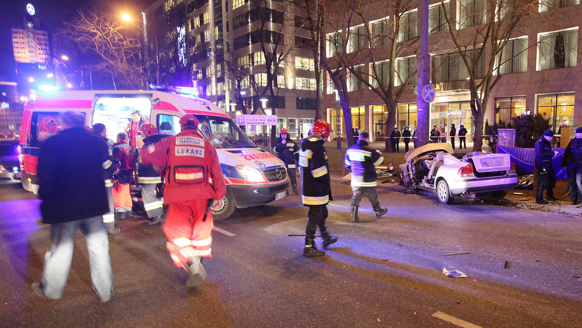 Do tragicznego wypadku doszło dziś wieczorem na skrzyżowaniu al. Jana Pawła II z Grzybowską. Zderzyły się jadący na sygnale wóz strażacki i samochód osobowy. Potrącona została także jedna osoba - podaje TVN Warszawa.