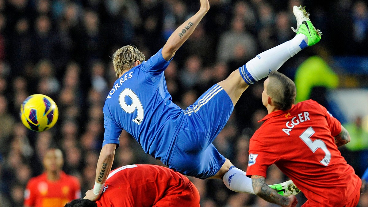 W hitowo zapowiadających się meczach 11. kolejki angielskiej Premier League zwycięstwo u siebie odniosła ekipa Manchesteru City, która pokonała 2:1 Tottenham. Z kolei Chelsea Londyn zaledwie zremisowała u siebie 1:1 z Liverpoolem (Fot. PAP/EPA).