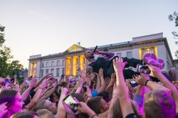 Quebonafide już w trasie. Darmowe koncerty przyciagają tysiące fanów