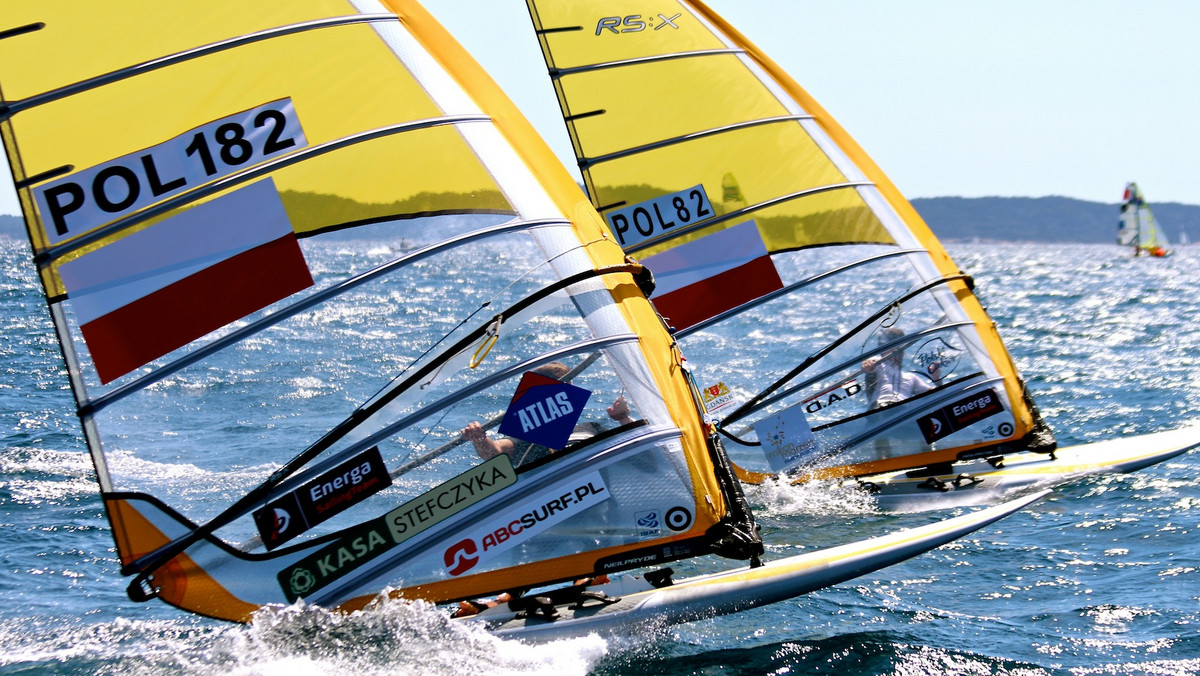 Ruszyły regaty ISAF Sailing World Cup w Hyeres. Na starcie stanęło 1 111 zawodniczek i zawodników z 59 krajów w tym reprezentanci Energa Sailing Team Poland. Świetnie francuski Puchar Świata rozpoczął Piotr Myszka w klasie RS:X. Polak był bezkonkurencyjny i wygrał wszystkie trzy dzisiejsze wyścigi.