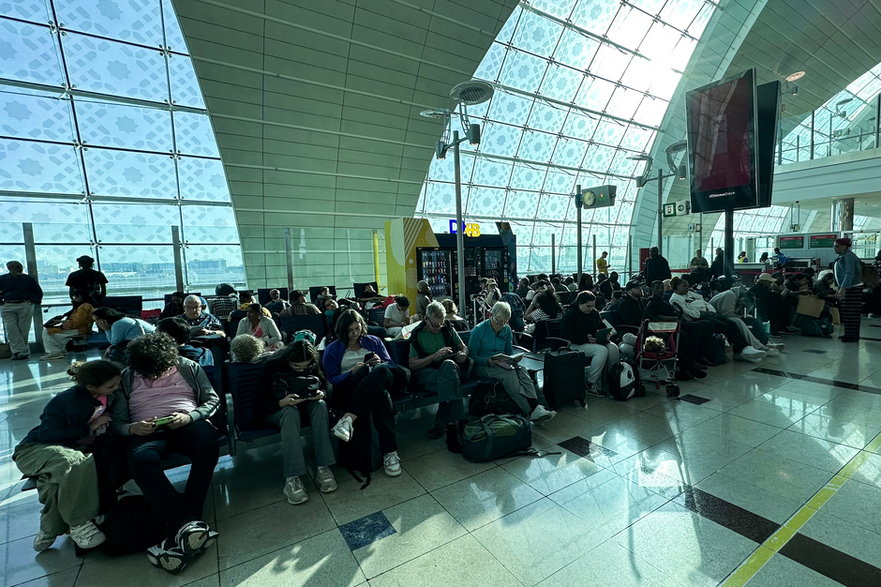 Tysiące pasażerów utknęło na lotnisku w Dubaju z powodu powodzi