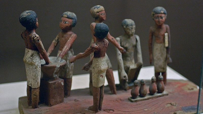 Starożytni Egipcjanie warzący piwo. Rosicrucian Egyptian Museum in San Jose, California, fot. E. Michael Smith, na licencji Creative Commons Uznanie autorstwa 2.5