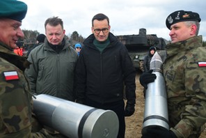 Premier Mateusz Morawiecki i minister obrony Mariusz Błaszczak na ćwiczeniach wojskowych