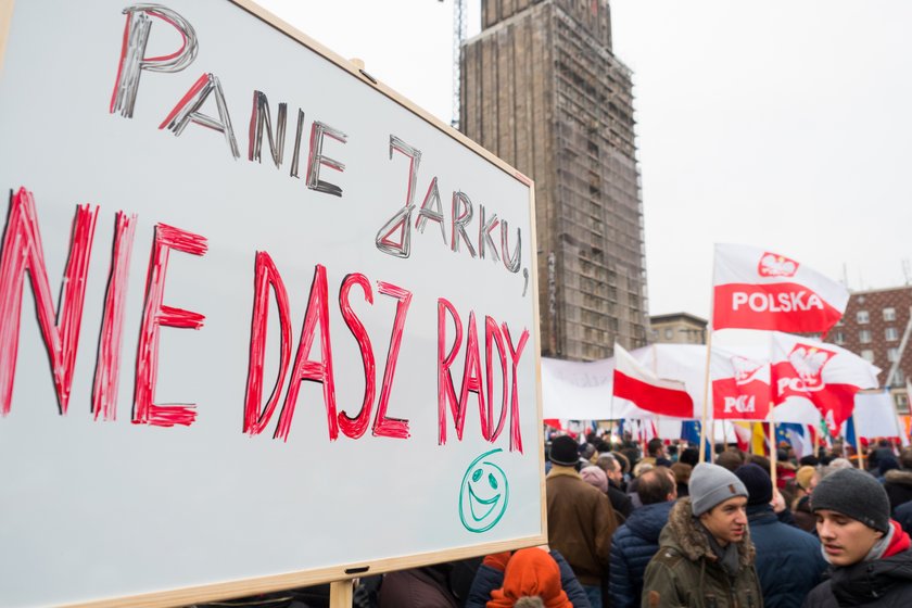 Ostre słowa na transparentach na manifestacji KOD