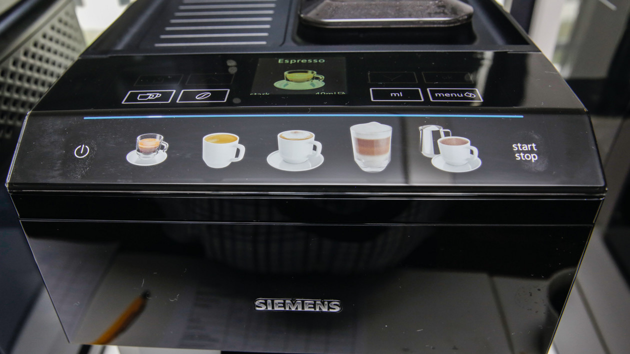 Siemens EQ.500 ma najbardziej niewygodny panel sterowania. Przyciski szybkiego wyboru są pochylone do przodu pod kątem, a menu znajduje się na górze