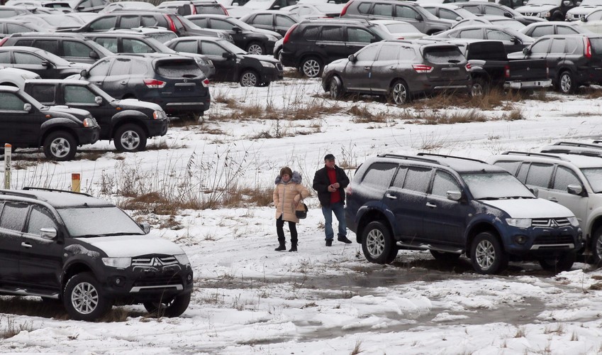 Moskwa. Plac z samochodami