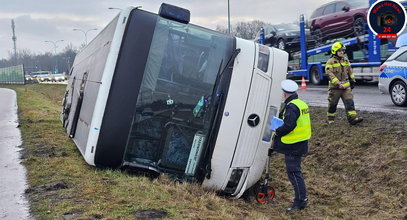 Horror na obwodnicy. Autokar z pasażerami przewrócił się na bok