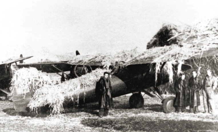 Samoloty PZL P11c na lotnisku polowym Zdjęcie z września 1939 roku.