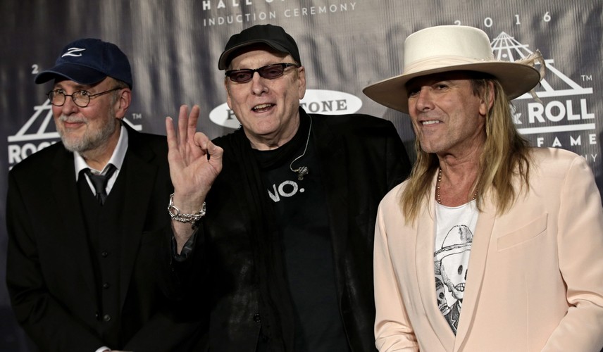 Muzycy Cheap Trick: Bun E. Carlos, Rick Nielsen i Robin Zander podczas ceremonii wprowadzenia do Rock and Roll Hall of Fame