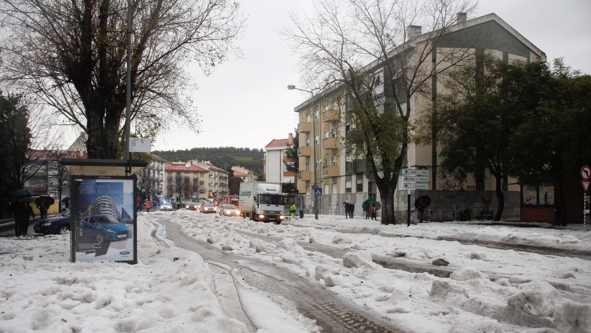 Opady śniegu i gradu doprowadziły dzisiaj przed południem do chaosu na drogach w środkowej i północnej Portugalii. Największe utrudnienia wystąpiły w stołecznej Lizbonie i okolicach.