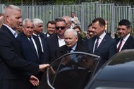 Prezes PiS Jarosław Kaczyński, szef MON Mariusz Błaszczak, wiceminister obrony Michał Wiśniewski i rzecznik PiS Rafał Bochenek po konferencji prasowej przy granicy polsko-białoruskiej w miejscowości Kopczany