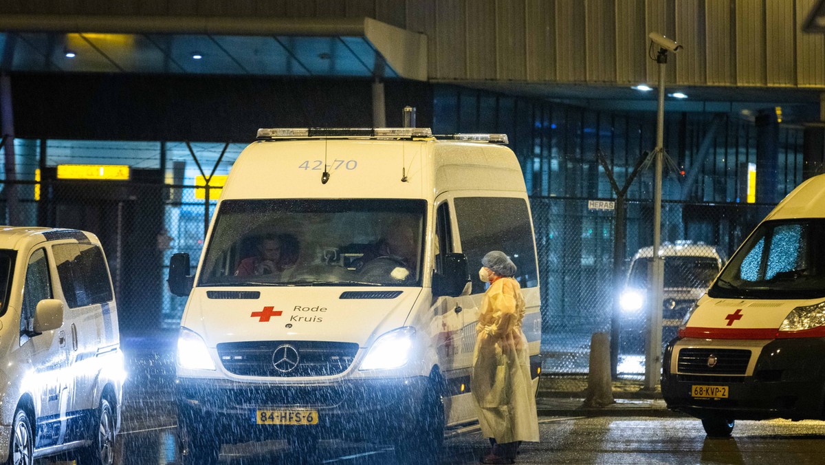 Holandia. Służby medyczne transportują na kwarantannę osoby zakażone wariantem Omikron