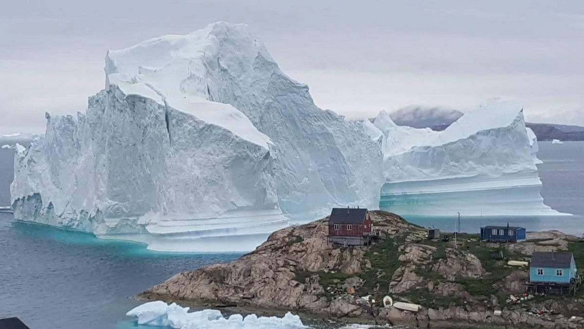 Władze miejscowości Innaarsuit na wschodzie Grenlandii ewakuowały w piątek 13 lipca kilkadziesiąt osób, których domom na skalistym brzegu zagrażają zbliżające się w ostatnich godzinach góry lodowe.