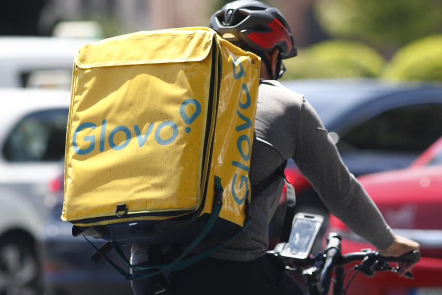 Rosnąca popularność usług instant delivery wzbudza coraz gorętsze dyskusje na temat statusu osób pracujących w roli dostawców w firmach takich jak Glovo
