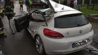 Volkswagen uderzył w koparkę. Z auta została miazga!