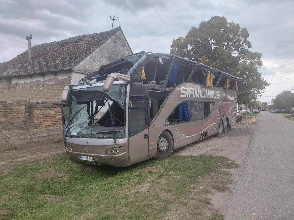 Autobus nakon nesreće u Sremskoj Mitrovici