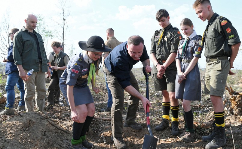 Minister środowiska wyjaśnił, że podczas akcji ok. 1000 osób zasadzi kilkaset tysięcy drzew. "Leśnicy rokrocznie sadzą 500 mln drzew. Dzięki temu lesistość wzrasta, przybywa powierzchni lasów, to już prawie 1/3 powierzchni Polski" - mówił.