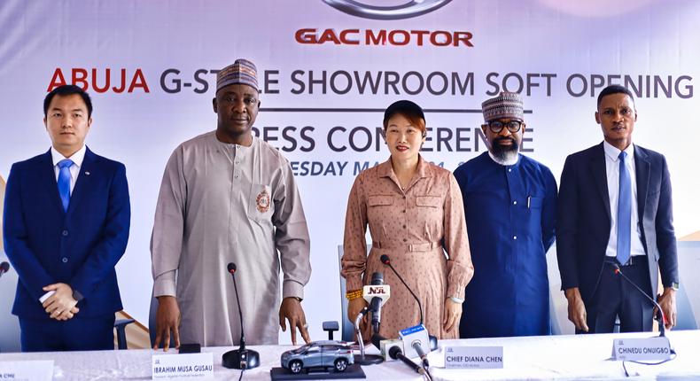 From L – R: SAM CHU GM GAC Moto Africa & Asia  IBRAHIM MUSA GUSAU President Nigerian Football Federation CHIEF DIANA CHEN Chairman CIG Motors CHINEDU ONUIGBO Artist JUBRIL AROGUNDADE GM Commercial Group Communications Manager CIG Motors.