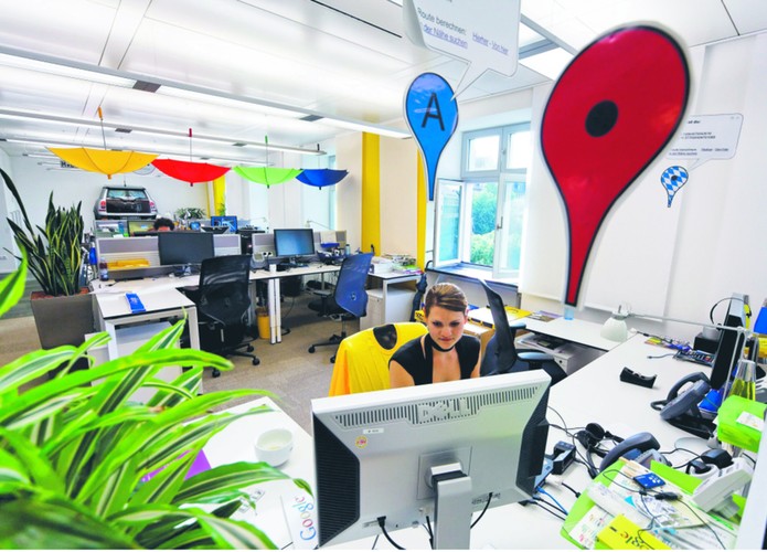 To miał być hit. Pierwsza prawdziwa, globalna konkurencja dla Facebooka. Serwis, który miał zmienić oblicze mediów społecznościowych. A jednak nie wyszło.
Na początku wydawało się, że jest naprawdę na to szansa. Google w swój nowy projekt zainwestowało nie tylko ogromne pieniądze ale i działania promocyjne. Założenie konta było proste, do tego oferowało ono naprawdę wiele funkcji od profilu, przez kręgi znajomych, wideospotkania, zintegrowanie z Picasą czyli chmurą zdjęć, z kontami YouTube, z pocztą na Gmail. Tego wszystkiego było tak dużo, że aż za dużo.
Owszem konta użytkownicy szczególnie poczt na Gmail zakładali automatycznie (15 miesięcy po jego starcie liczba aktywnych użytkowników portalu Google+ przekroczyła 400 milionów) ale to nie znaczy, że Google+ korzystali jakoś szczególnie aktywnie. Szybko okazało się, że jednak drugiego Facebooka z tego nie będzie. No cóż ten portal tworzyli inżynierowie zafascynowani kolejnymi możliwościami, a nie projektanci czujący  internetowe społeczności.
Google próbowało na wszelkie sposoby popularyzować swoje dziecko, ale ostatecznie korzystali z niego głównie, ci którzy chcieli zadbać o lepsze pozycjonowanie w wyszukiwarce. To dzięki nim pod koniec 2013 roku serwis miał już 540 mln użytkowników. Ale w ogromnej części byli jak to mawiała sieć  mieszkańcy„miasto duchów” czyli konta praktycznie nieaktywne. No cóż internet po prostu nie zakochał się w Google+.
Google oczywiście oficjalnie końca Google+ nie ogłosił. Ale za to w marcu tego roku zapowiedział, że serwis nie będzie funkcjonować już w starej formie. Z Google+ wydzielono poszczególne usługi i powołano do życia dwa nowe serwisy. Zdjęcia trafią do Google Photos, a to, co znajdujemy w strumieniu wpisów od naszych znajomych trafi do Streams. Zaś usługę wideokonferencji przeniesiono do niezależnej aplikacji Hangouts.