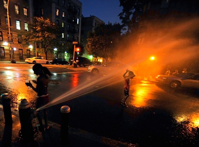 Upały nawiedziły wschodnie wybrzeże USA - dzieci chłodzą się wodą z hydrantu w Nowym Jorku