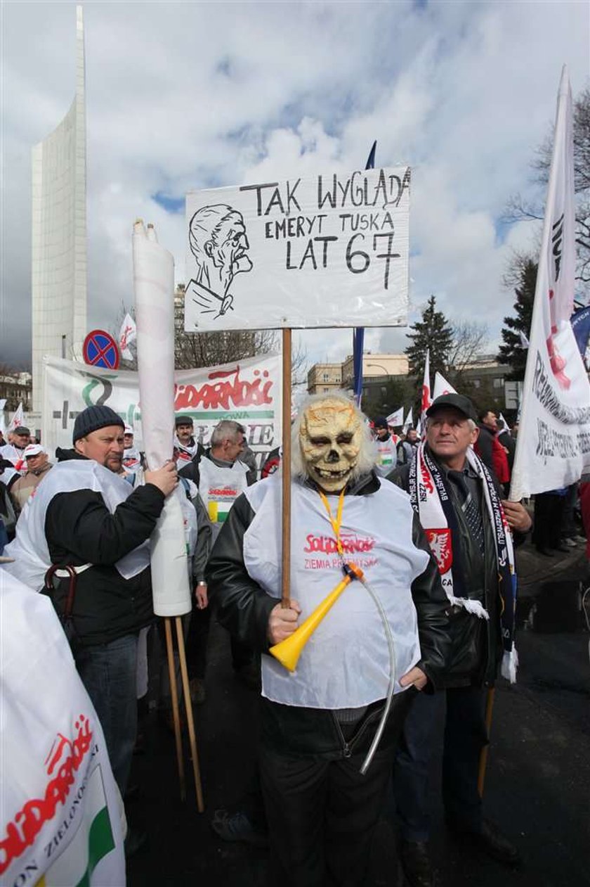 Związkowcy pytają premiera: Jak żyć? Krótko!