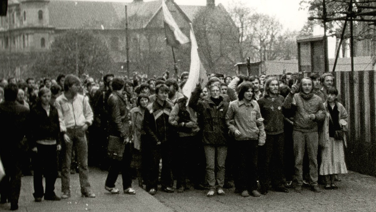 Przeszli przez więzienia, areszty, obozy dla internowanych. Teraz więźniowie polityczni PRL dostają głodowe emerytury. Znowelizowana ustawa miała zmienić tę sytuację, ale pojawił się problem z jej interpretacją - informuje dzisiejszy "Nasz Dziennik".