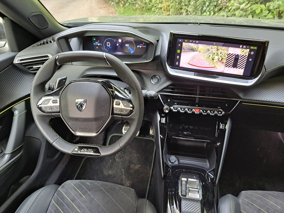 Peugeot 2008 - kokpit nie przeszedł rewolucji, lecz drobne zmiany. Więcej technologii, lepszy ekran, a ergonomia nadal bez zarzutu. Z małymi wyjątkami.