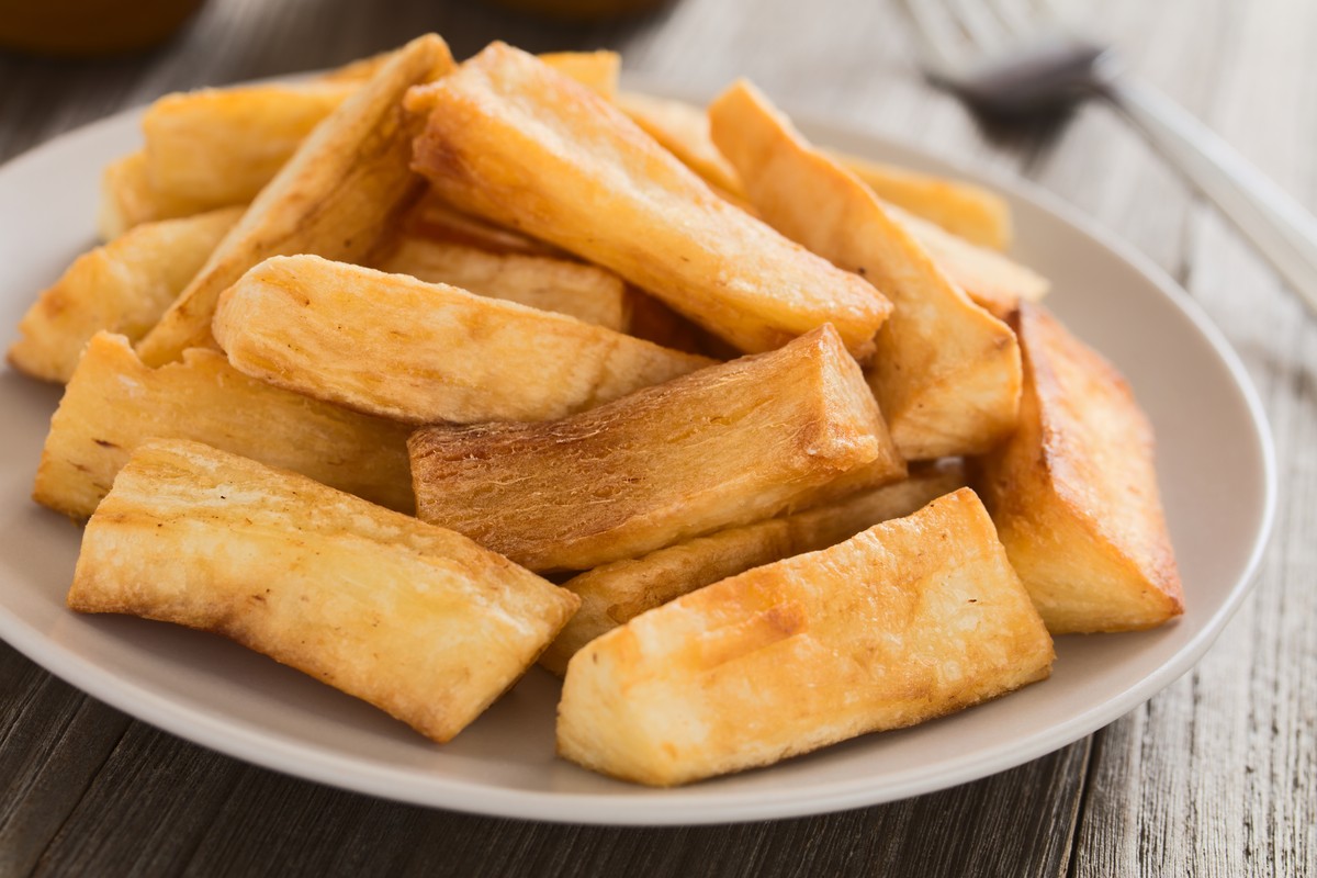 Frytki przygotowane z manioku są wyjątkowo chrupiące na zewnątrz, miękkie w środku i mają delikatnie orzechowy posmak.