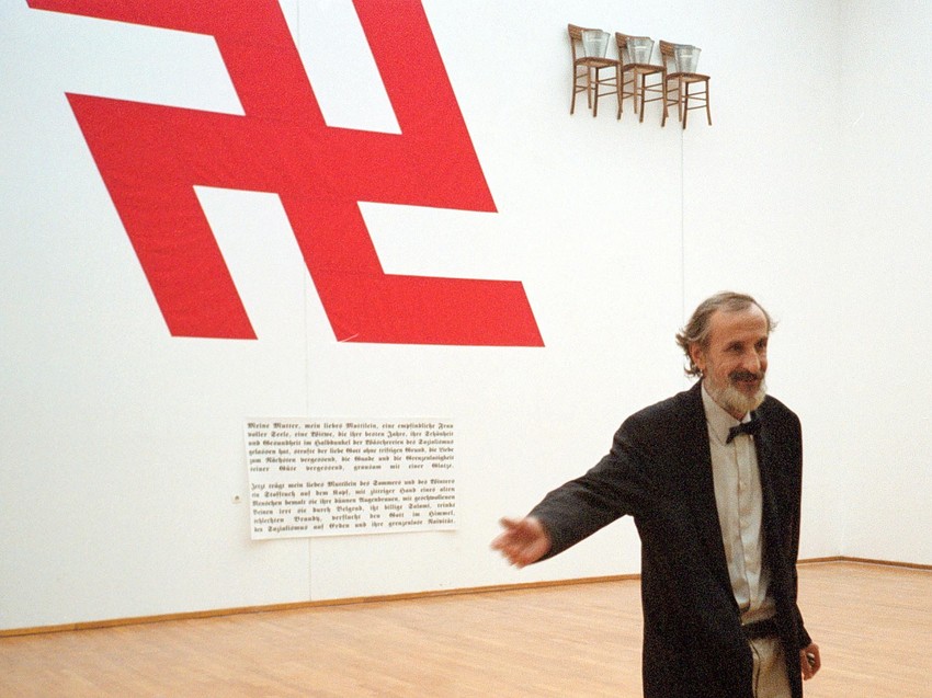 Raša Todosijević ispred svog rada "Bog voli Srbe"