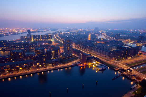 Port w Rotterdamie nocą