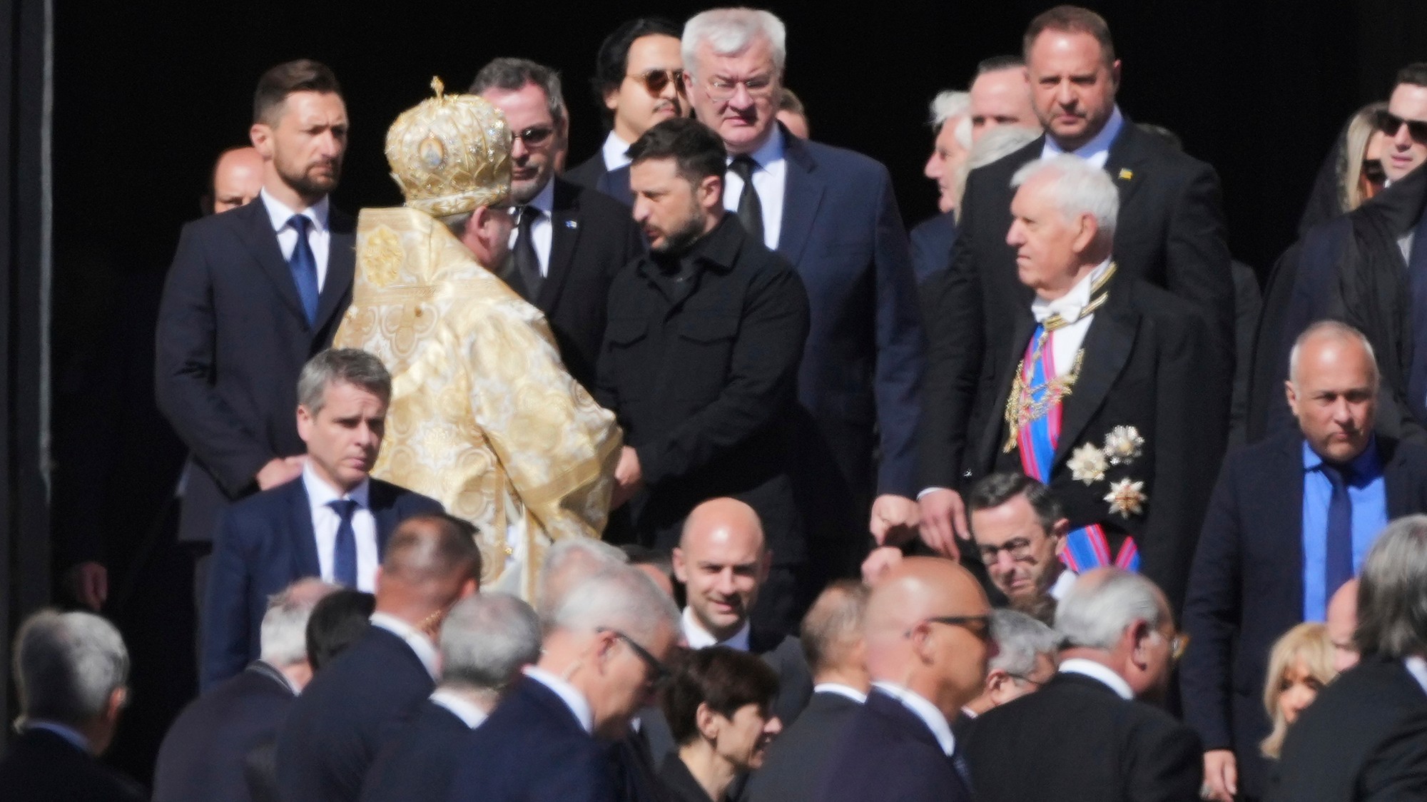 Ukrajinský prezident Volodymr Zelenskyj (v strede) a ďalší hostia prichádzajú na pohreb pápeža Františka na Námestí svätého Petra vo Vatikáne.