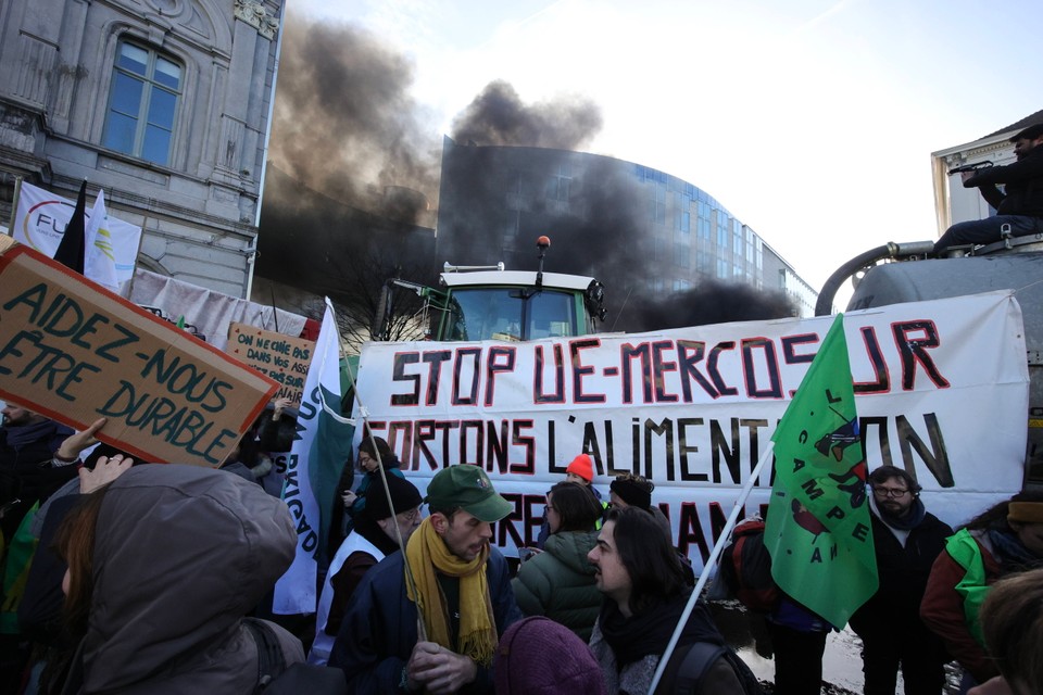 Protest rolników w Brukseli. Policja użyła gazu łzawiącego i armatek wodnych