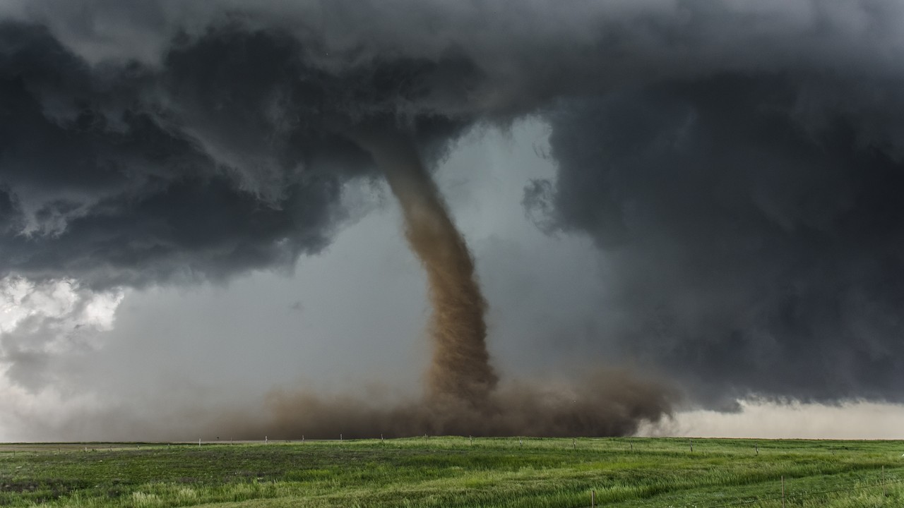 W USA tornada zrywają dachy, równają z ziemią domy