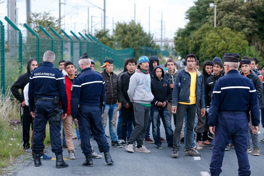 Migranti na francuskoj obali pokušavaju da se domognu Eurotunela