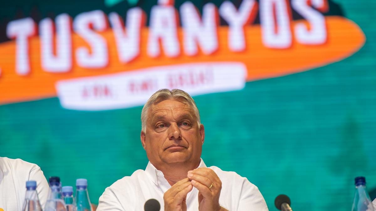 A román nacionalisták vezetője idén nem balhézik Orbán Viktor beszéde alatt Tusványoson: „Jobb, ha otthon maradok, és a családommal foglalkozom”