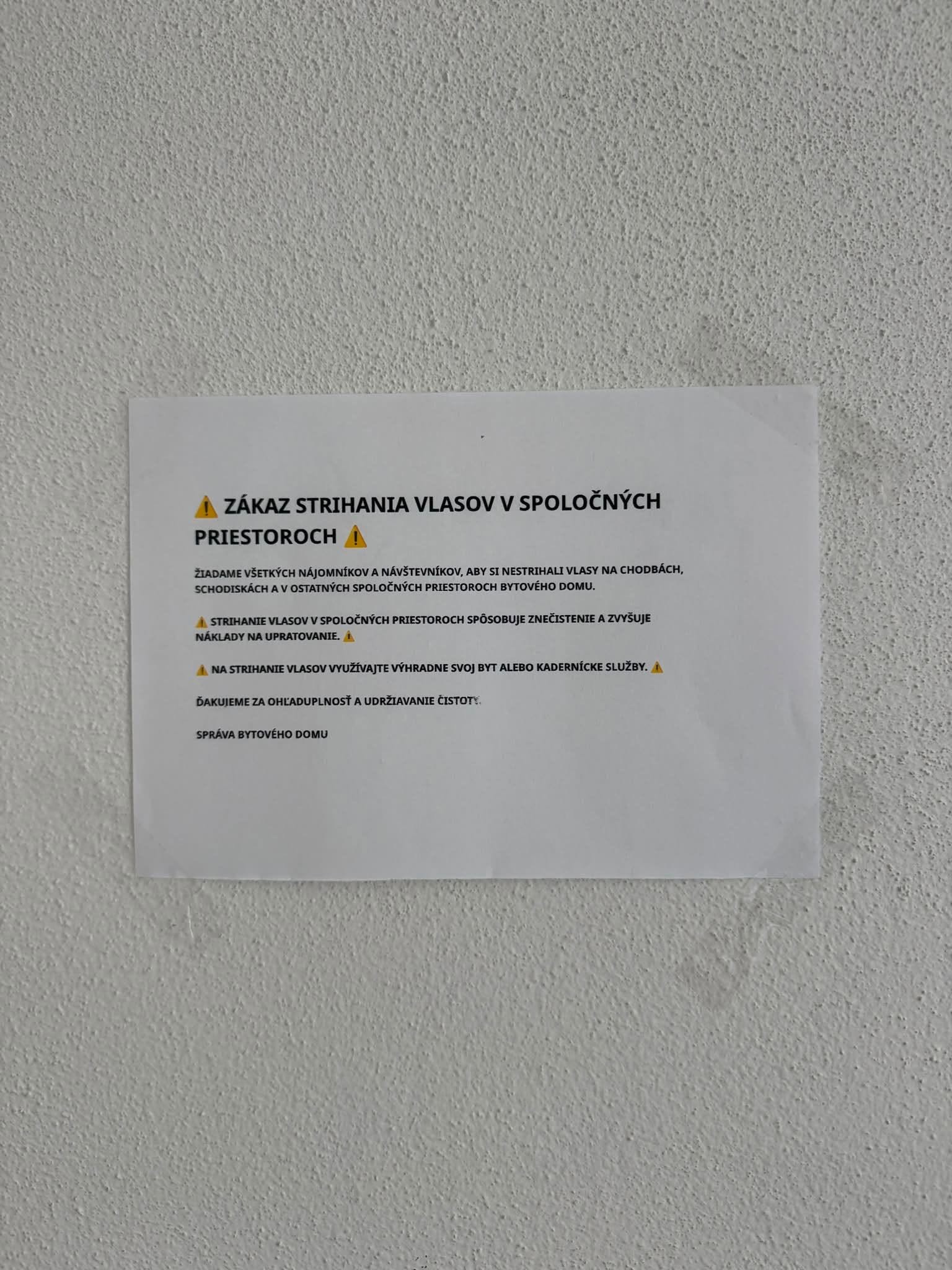 Mnohých obyvateľov zvláštny oznam pobavil.