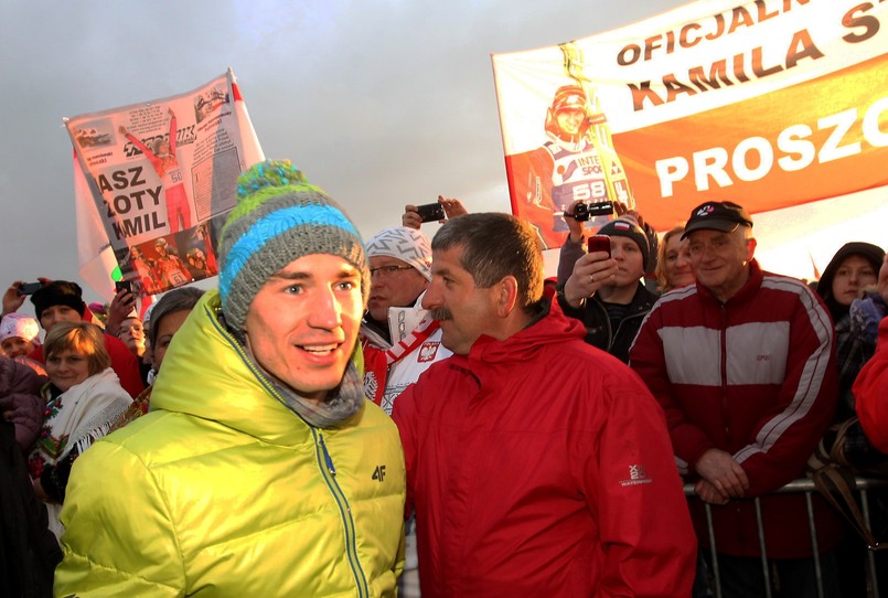 W specjalnie przygotowanym powozie Kamil Stoch przejechał przez rodzinną miejscowość, w eskorcie konnej parady