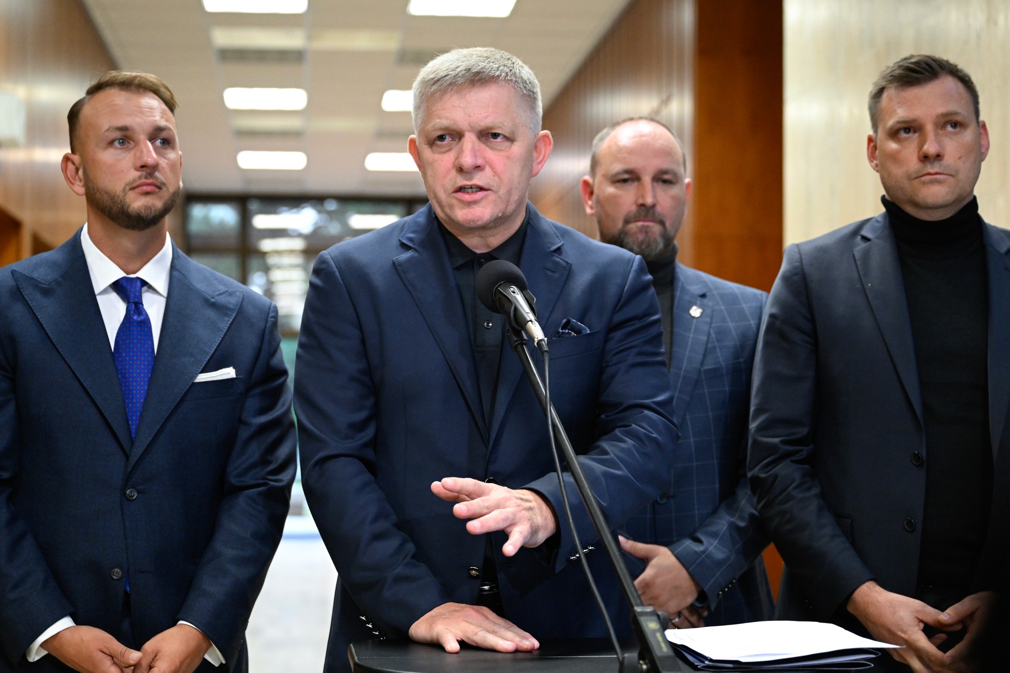 Minister vnútra SR Matúš Šutaj Eštok (HLAS-SD), podpredseda vlády a minister životného prostredia SR Tomáš Taraba (nominant SNS) a predseda Trnavského samosprávneho kraja Jozef Viskupič
