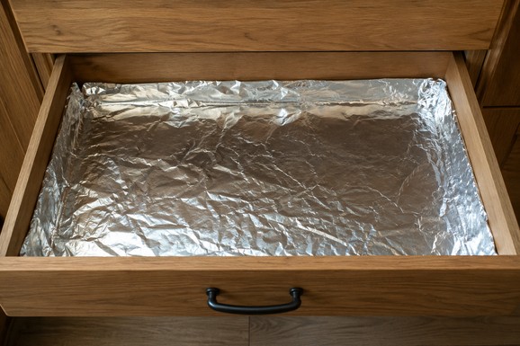 Sve više ljudi stavlja aluminijumsku foliju u kuhinjske fiok