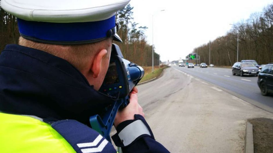 Gdy kierowca nie zgadza się z pomiarem policji i tak traci dziś prawo jazdy na 3 miesiące. Na zdjęciu policjant drogówki z radarem Fot. Policja