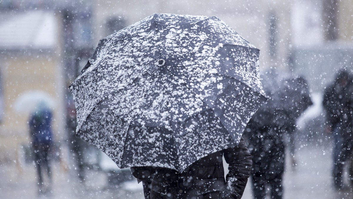 Wszyscy, którzy liczyli na nagłe ocieplenie pogody podczas długiego weekendu będą zawiedzeni - meteorolodzy wskazują na powrót deszczu, a nawet śniegu.