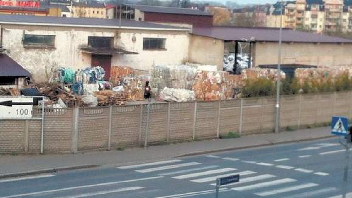 Konflikt między mieszkańcami kamienicy w Słupsku a właścicielami skupu surowców wtórnych trwa od roku. Powodem są bele kartonów, plastików i opakowań foliowych, które leżą na terenie skupu, tuż przy chodniku.