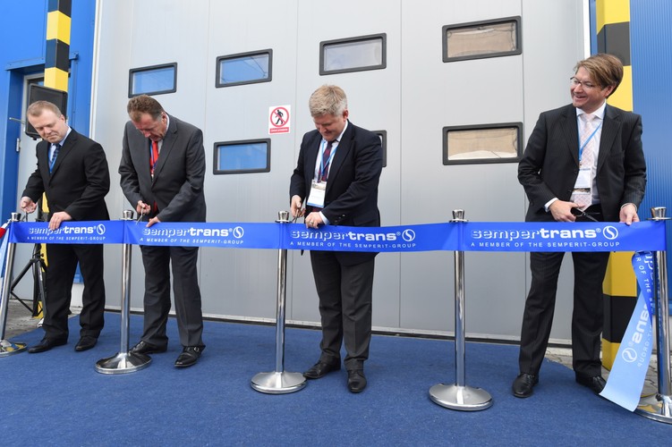 Od lewej: Site Manager Sempertrans Bełchatów Wojciech Synowiec, szef Semperit Group Thomas Fahnemann, kierownik projektów Tomasz Lechowicz i Head of Segment Sempertrans Boris Illetschko, podczas otwarcia nowej części operacyjnej Zakładu Sempertrans Bełchatów Sp. z o.o. w Rogowcu koło Bełchatowa. <br><br> 
(gm/zuz) PAP/Grzegorz Michałowski