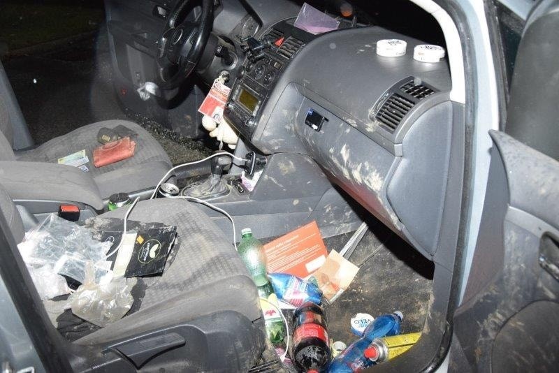 Policajti našli auto stojace v strede cesty.