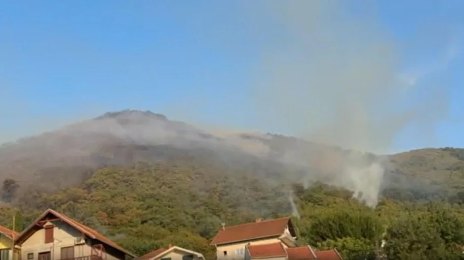 Vatra se približila kućama u Baošićima na nekoliko metara | Foto: Radio-televizija Crne Gore