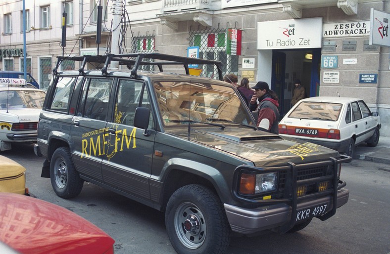 Ważnym atrybutem RMF FM są wozy reporterskie, na zdjęciu jeden z pierwszych samochodów rozgłośni, przed siedzibą Rada Zet przy ul. Pięknej, 1994 r.