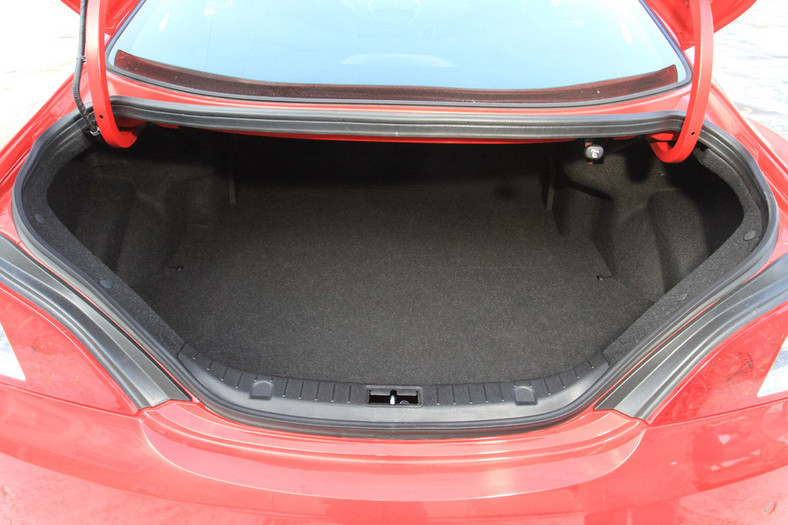 Hyundai Genesis Coupe: czerwony palacz gumy