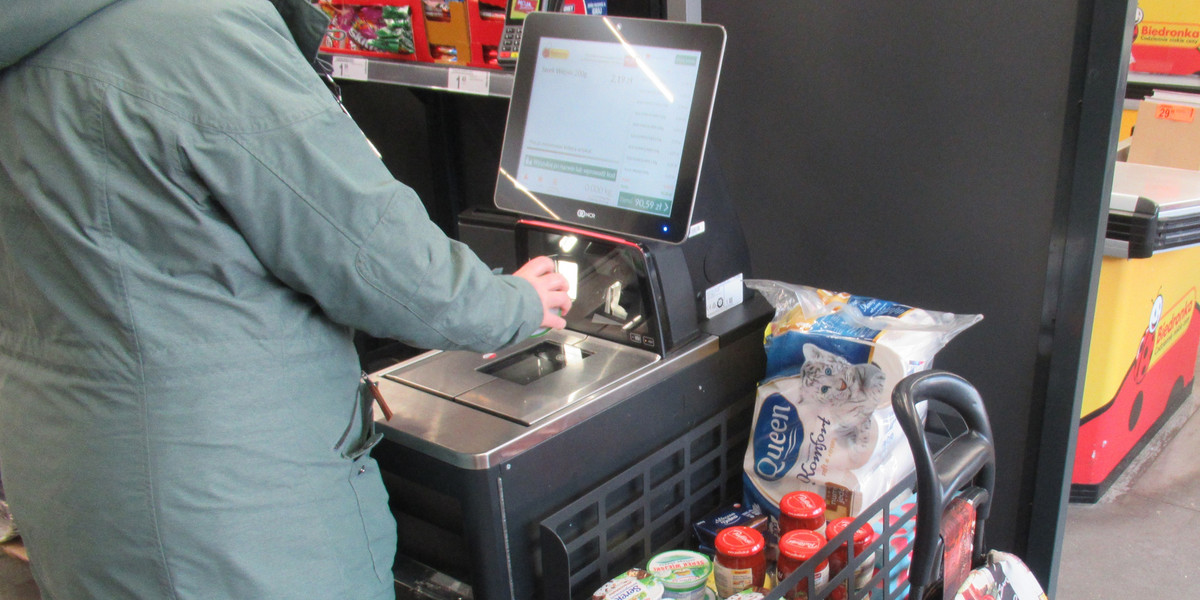 Sieć supermarketów Booths w Wielkiej Brytanii ogłosiła, że wycofuje kasy samoobsługowe. 