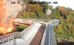 Wybuch na moście w Kijowie i tuż obok mężczyzna... Dramatyczne WIDEO