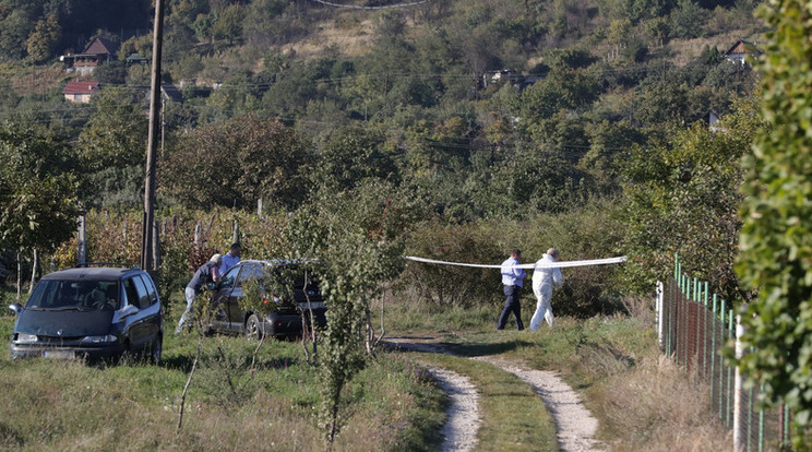 A külterületen álló kisház környékét lezárta a rendőrség. Itt találtak rá a 22 éves anyuka és gyermeke holttestére /Fotó: Grnák László